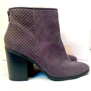 GRAY SUEDE BOOTIE BY AMERICAN EAGLE 3.5” STACKED HEEL BACK ZIPPER SIZE 9 EUC